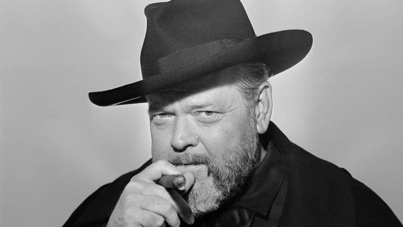 Kult-skuespiller-filmproducer Orson Welles pryder dette fremtrædende tapet. Wallpaper