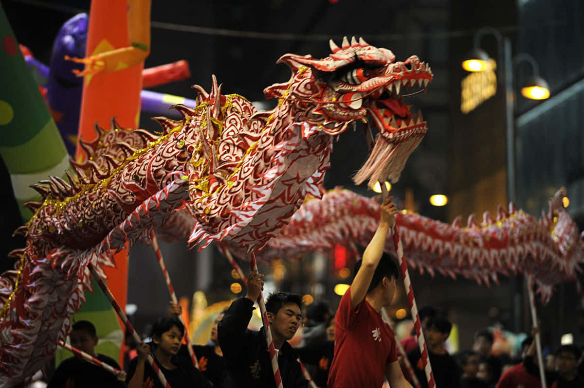 Famigliache Celebra Il Capodanno Cinese Intorno A Una Tavola Festiva