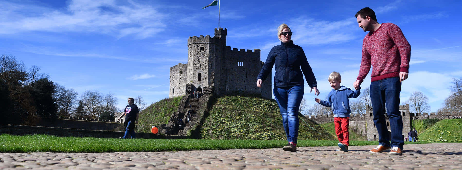 Family At Cardiff Castle Cover Wallpaper