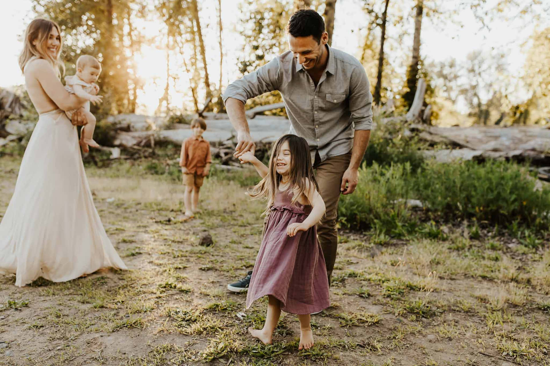 Einefamilie Spielt Mit Ihrer Tochter Im Wald.