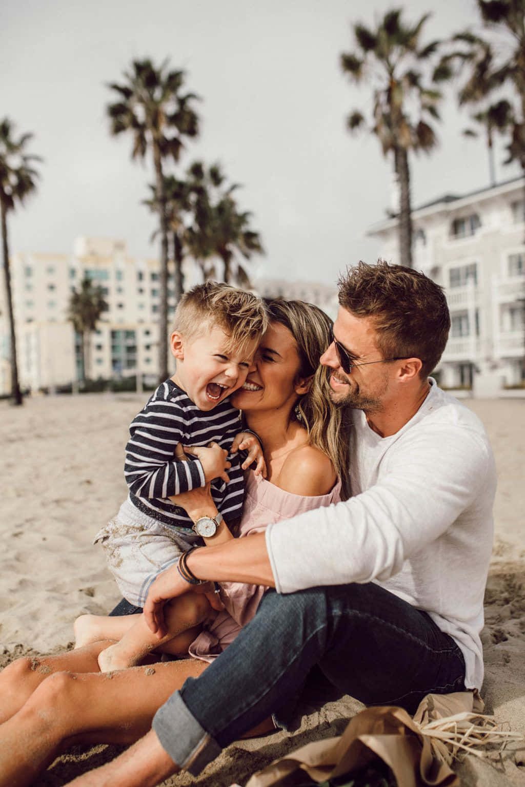 Spaßliebendefamilie Genießt Einen Sonnigen Tag Am Strand!