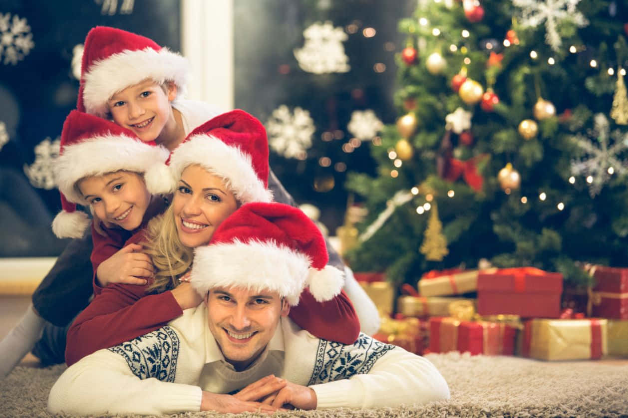 En familie nyder magien af ​​julen