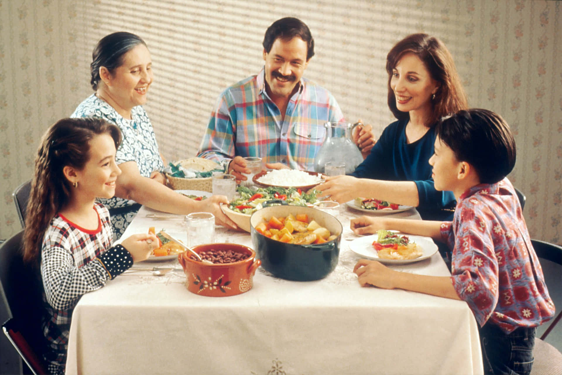 Family Dinner Time Togetherness Wallpaper