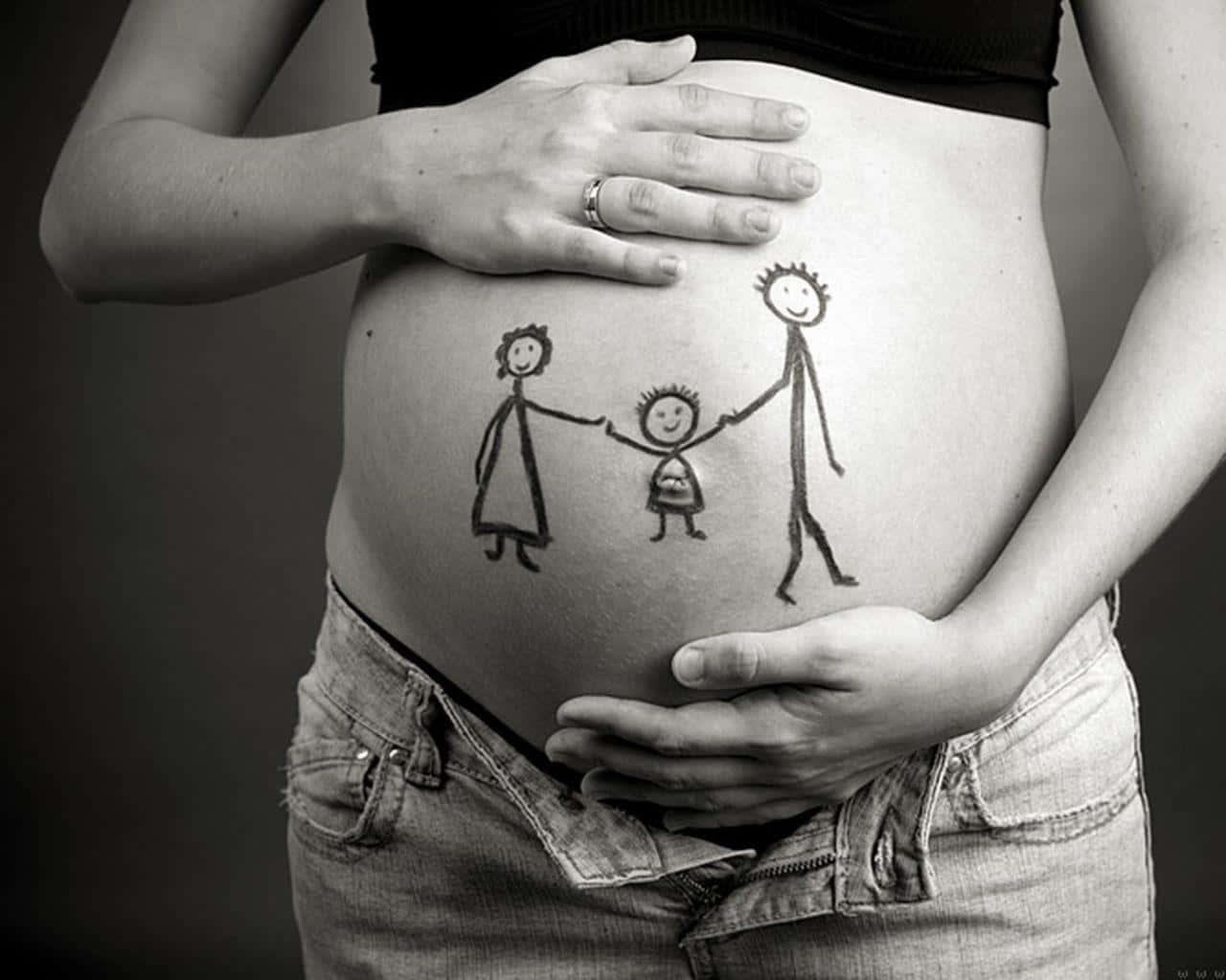 Familiezeichnet Auf Dem Bauch Einer Schwangeren Frau Wallpaper