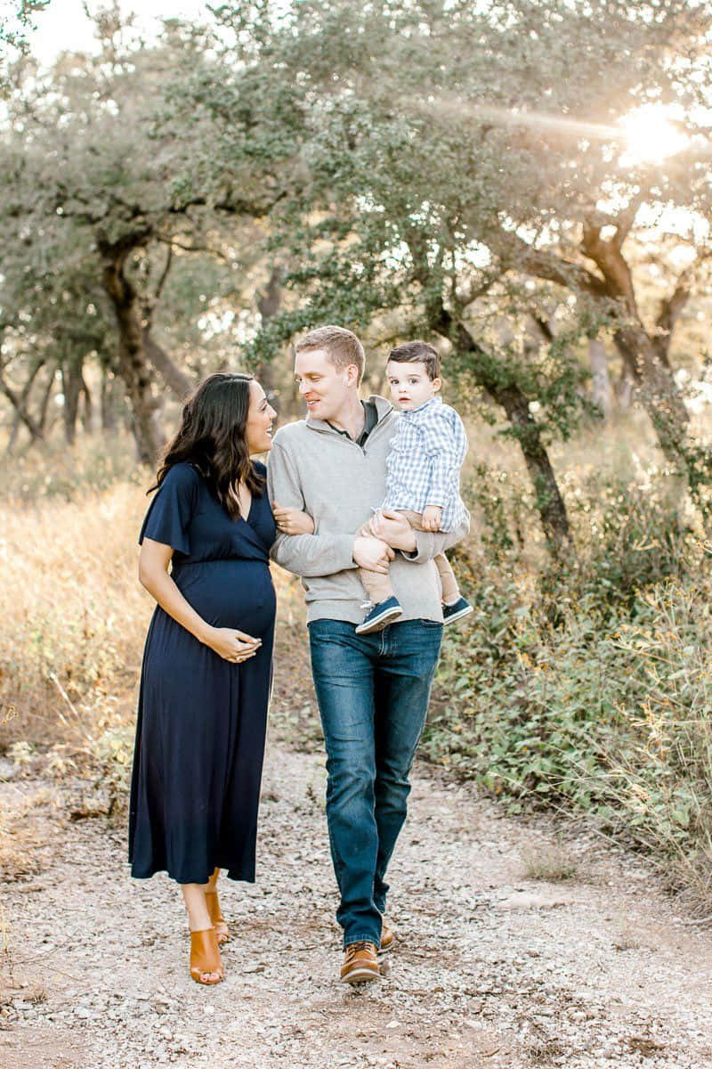 Gravid mor familie efterår billeder af kærlighed