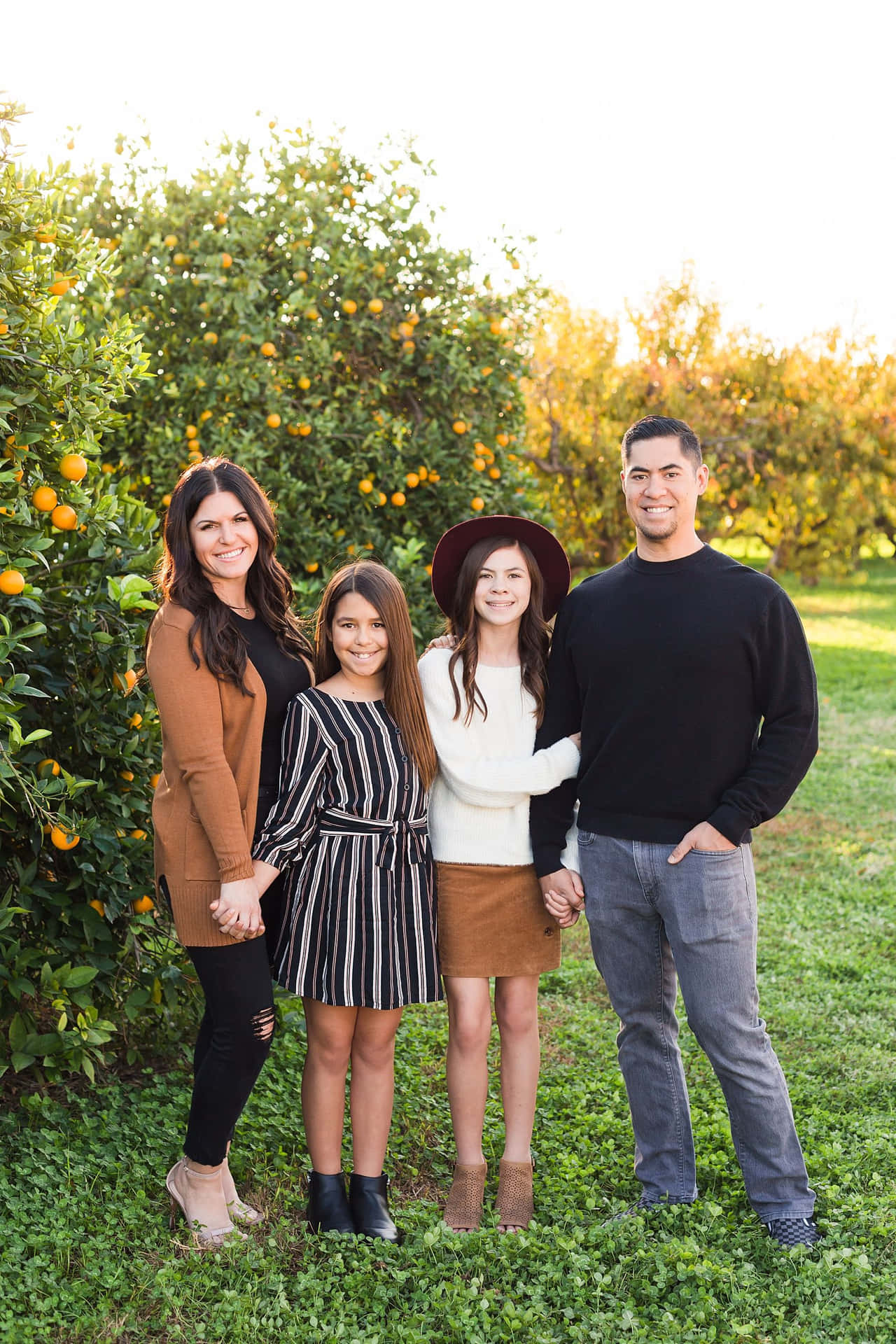 Familieim Herbst In Einem Orangefarbenen Gartenfotos