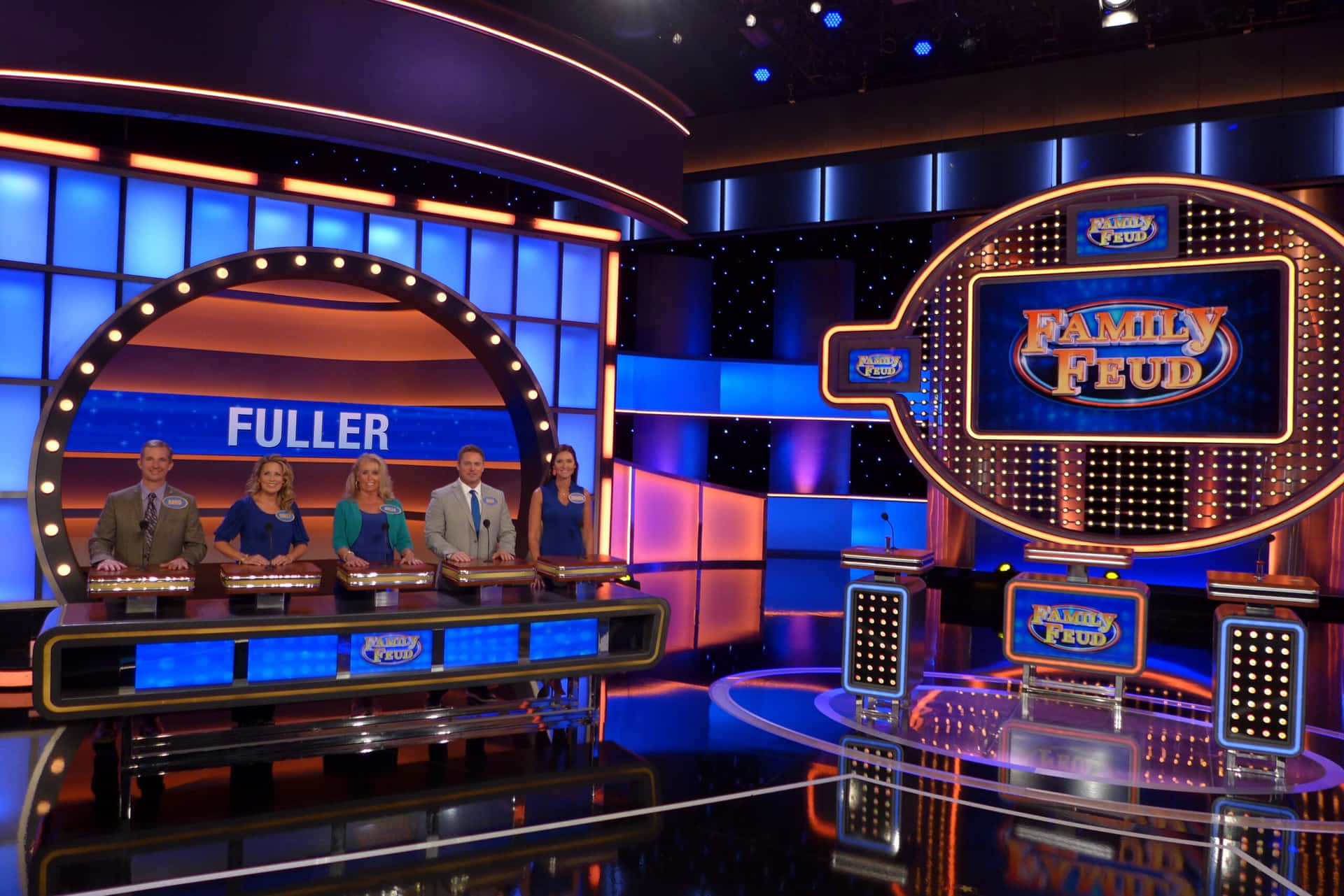 Team up with your family and join the competition of Family Feud