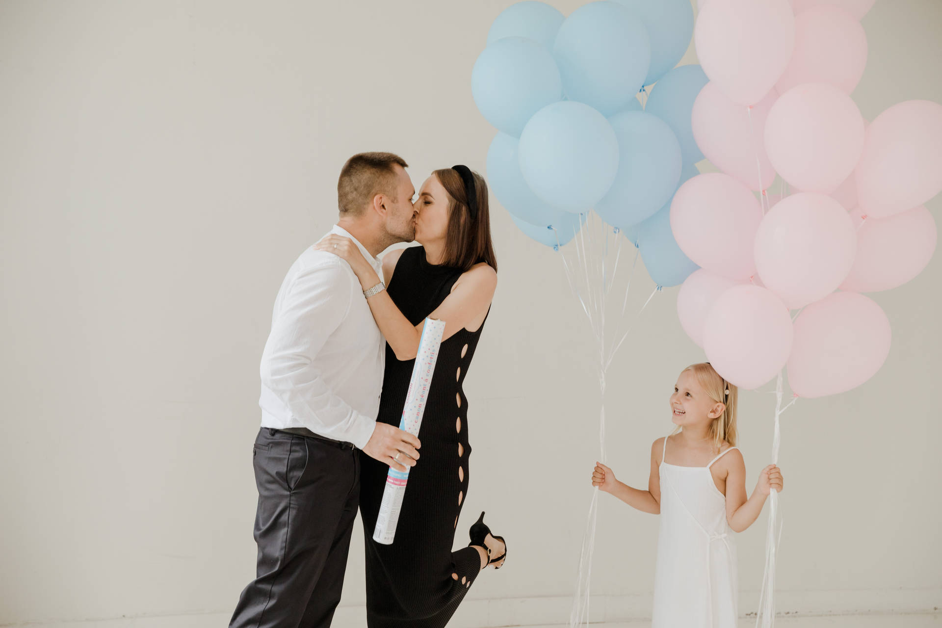 Family Photoshoot With Balloons Wallpaper