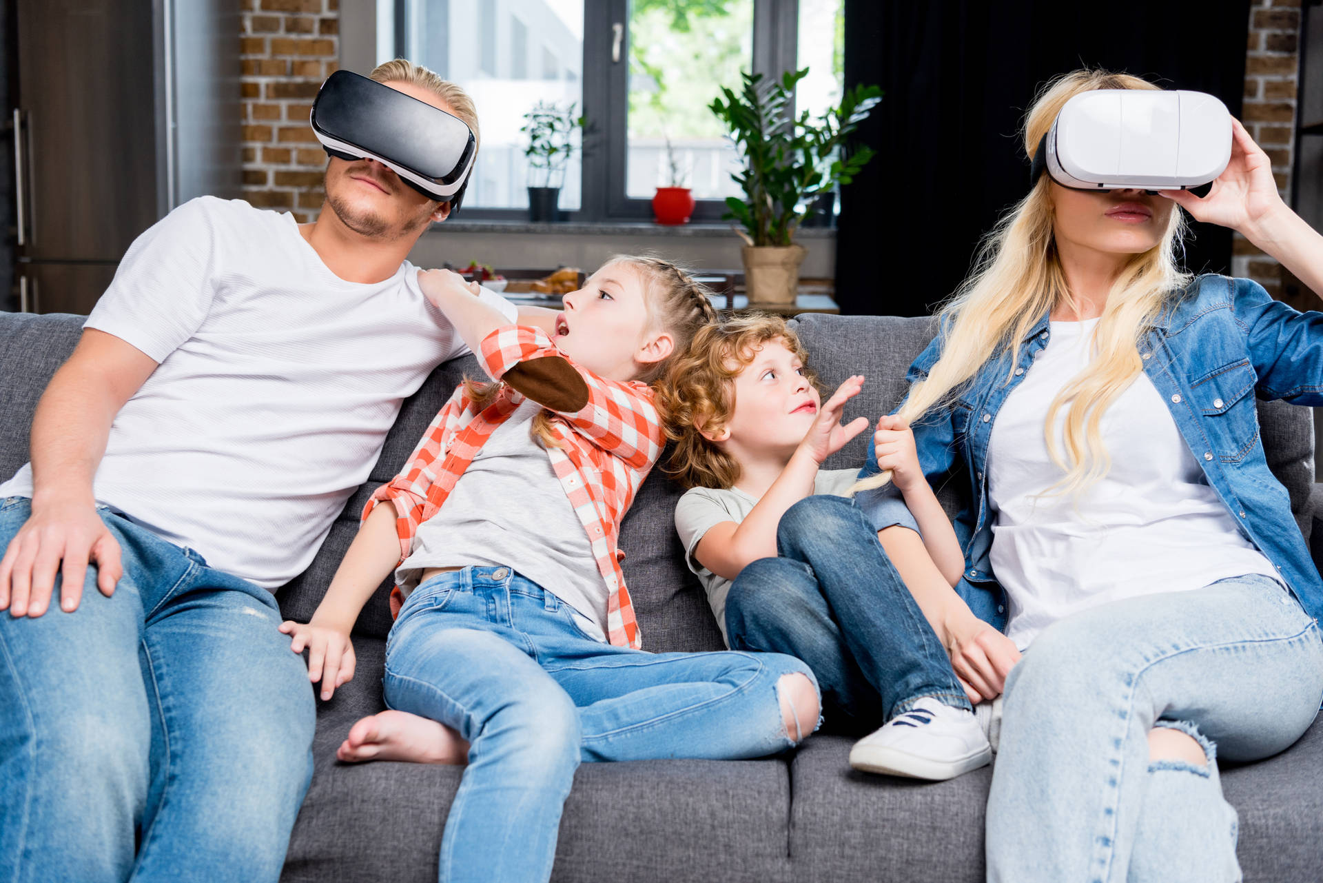 Family Playing With VR Wallpaper