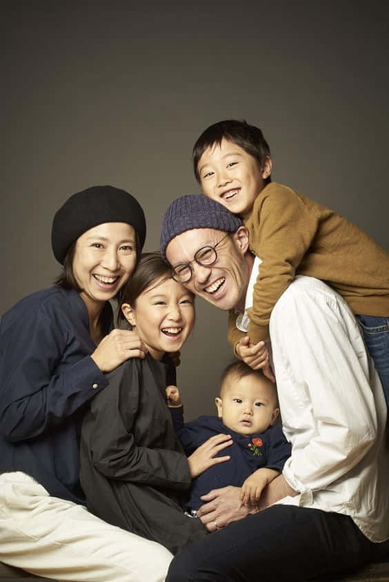Einefamilie Posiert Für Ein Foto. Wallpaper