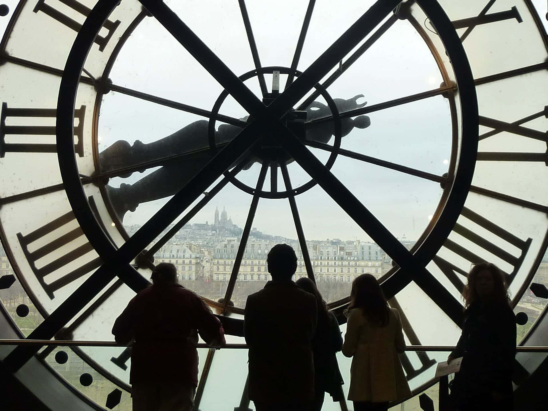 Siluetade Familia En El Reloj Gigante Del Musée Dorsay. Fondo de pantalla