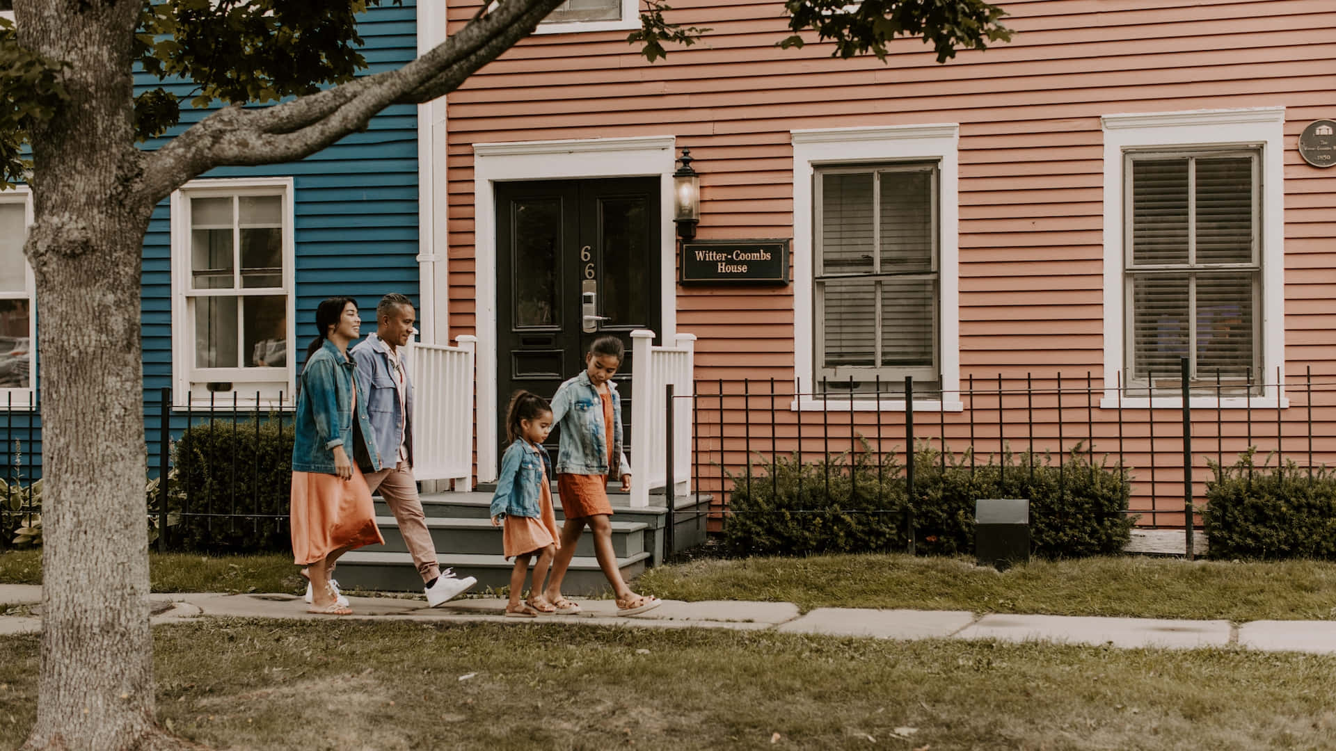 Promenade Familiale Près D'une Maison Historique De Charlottetown Fond d'écran