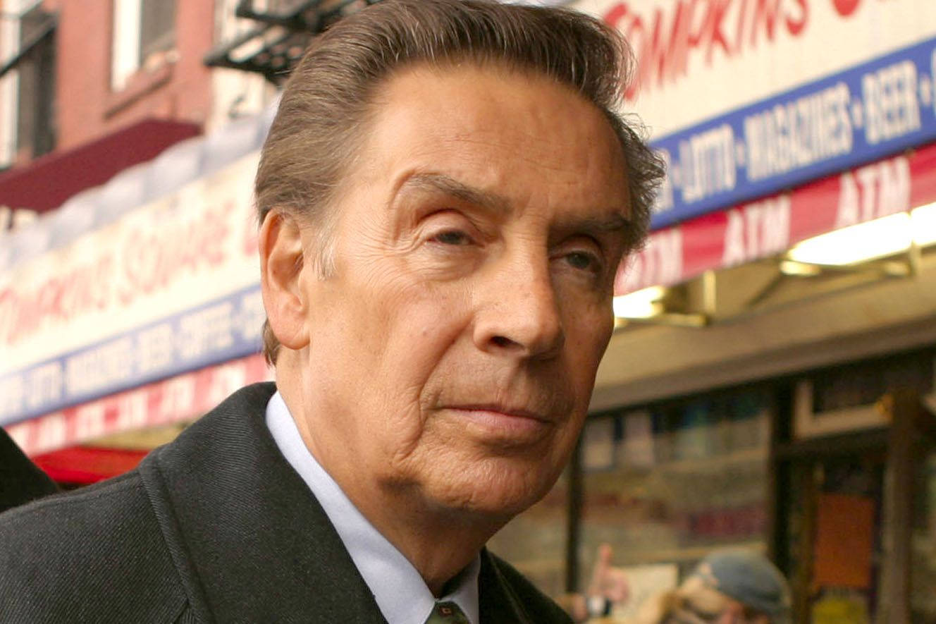 Distinguished American Actor Jerry Orbach in Character as Detective Lennie Briscoe Wallpaper