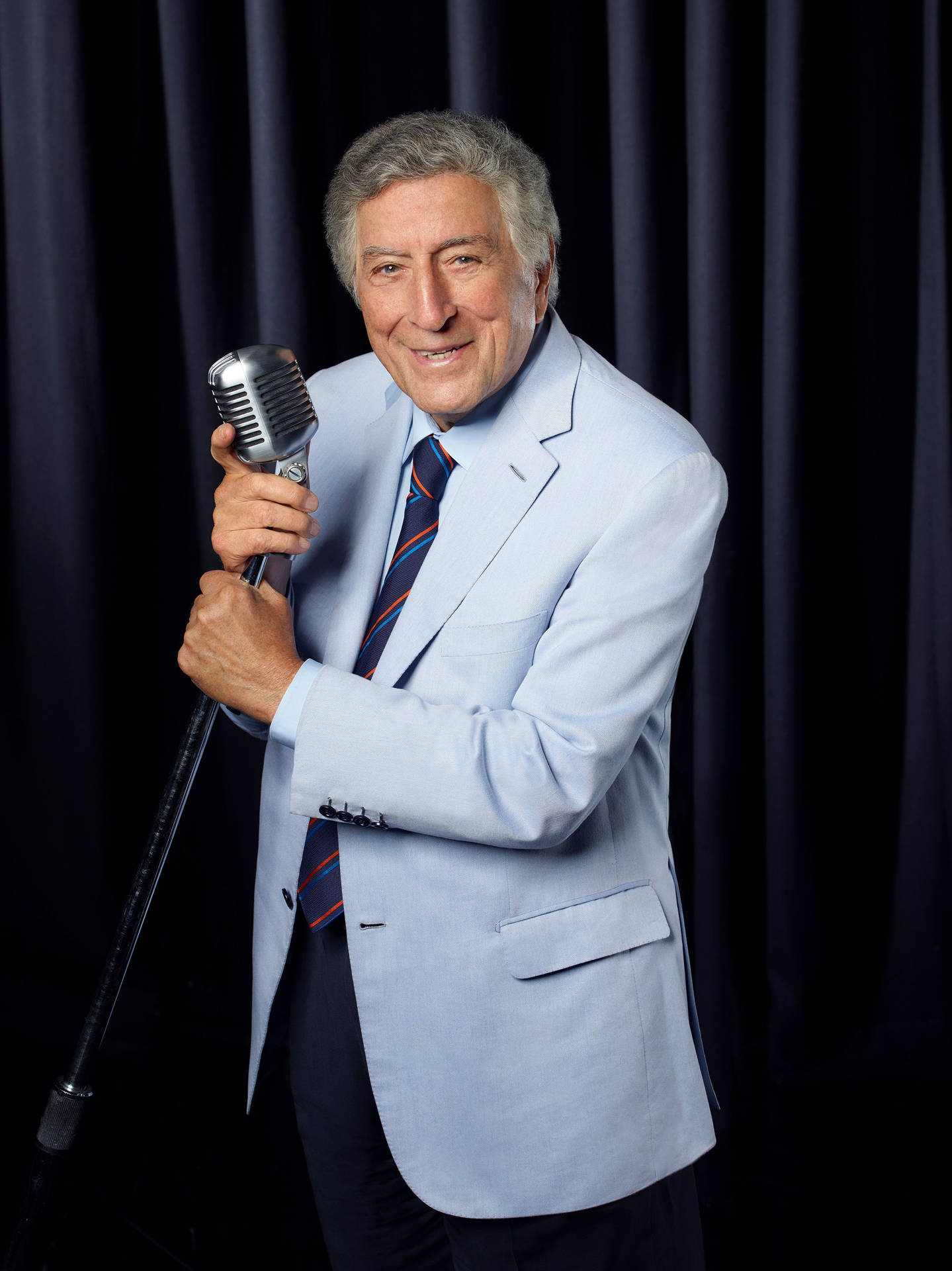 Berömdamerikansk Skådespelare Tony Bennett. (note: This Is A Direct Translation Of The Given Sentence. However, It May Not Be The Most Appropriate Wording For A Computer Or Mobile Wallpaper Context. A More Fitting Translation Would Depend On The Specific Context And Purpose Of The Wallpaper.) Wallpaper