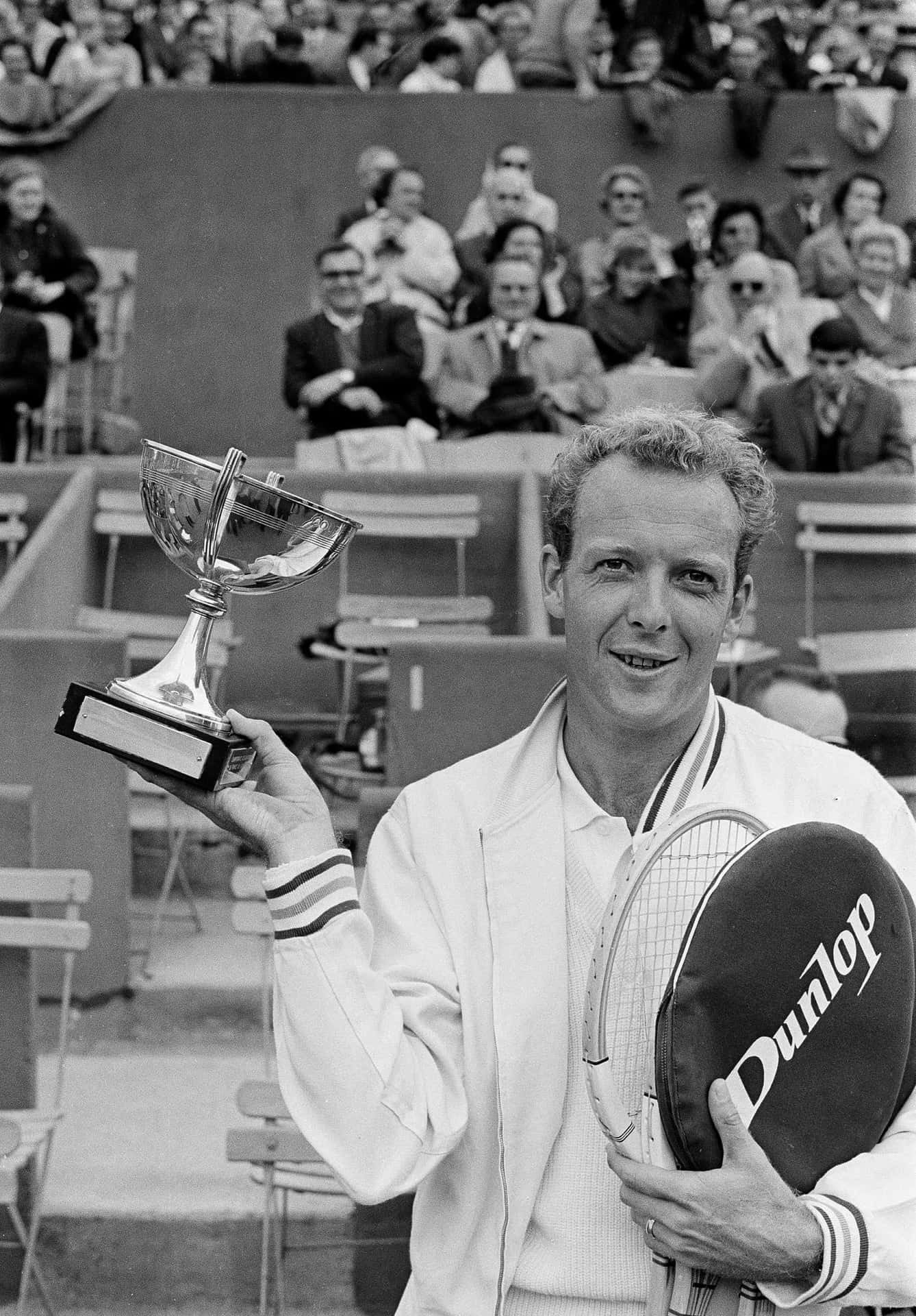 Berühmteraustralischer Tennisspieler Fred Stolle Wallpaper