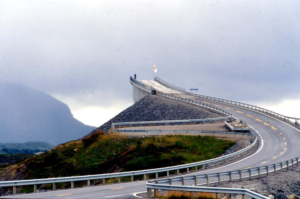 Sbirciala Vista Mozzafiato Del Maestoso Ponte Storseisundet, Norvegia. Sfondo