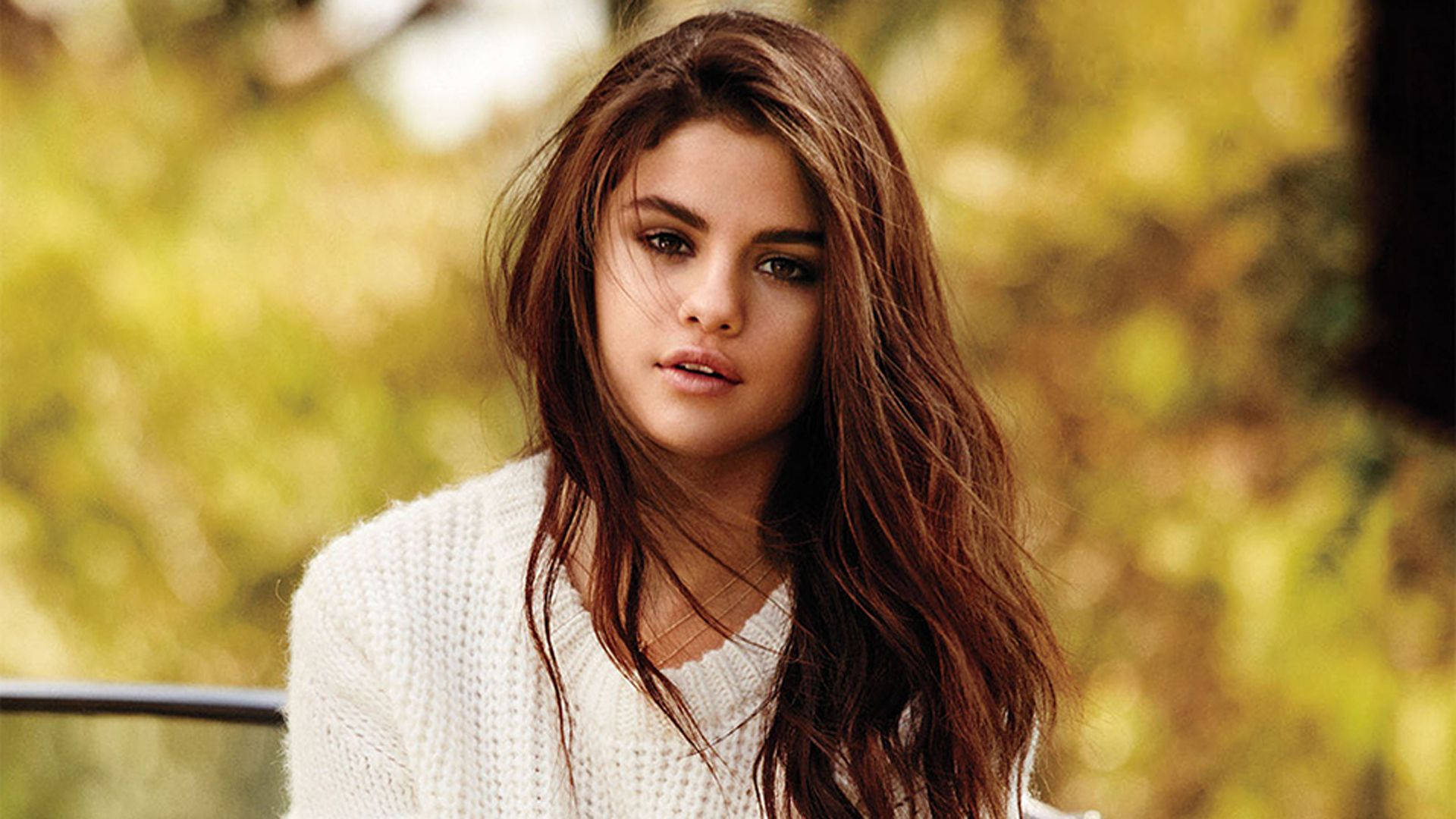 Famous Tiktokers Selena Gomez Long Hair Wallpaper