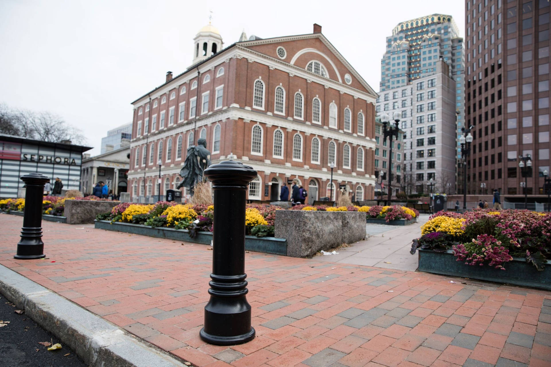 Faneuil Hall With Gray Sky Wallpaper