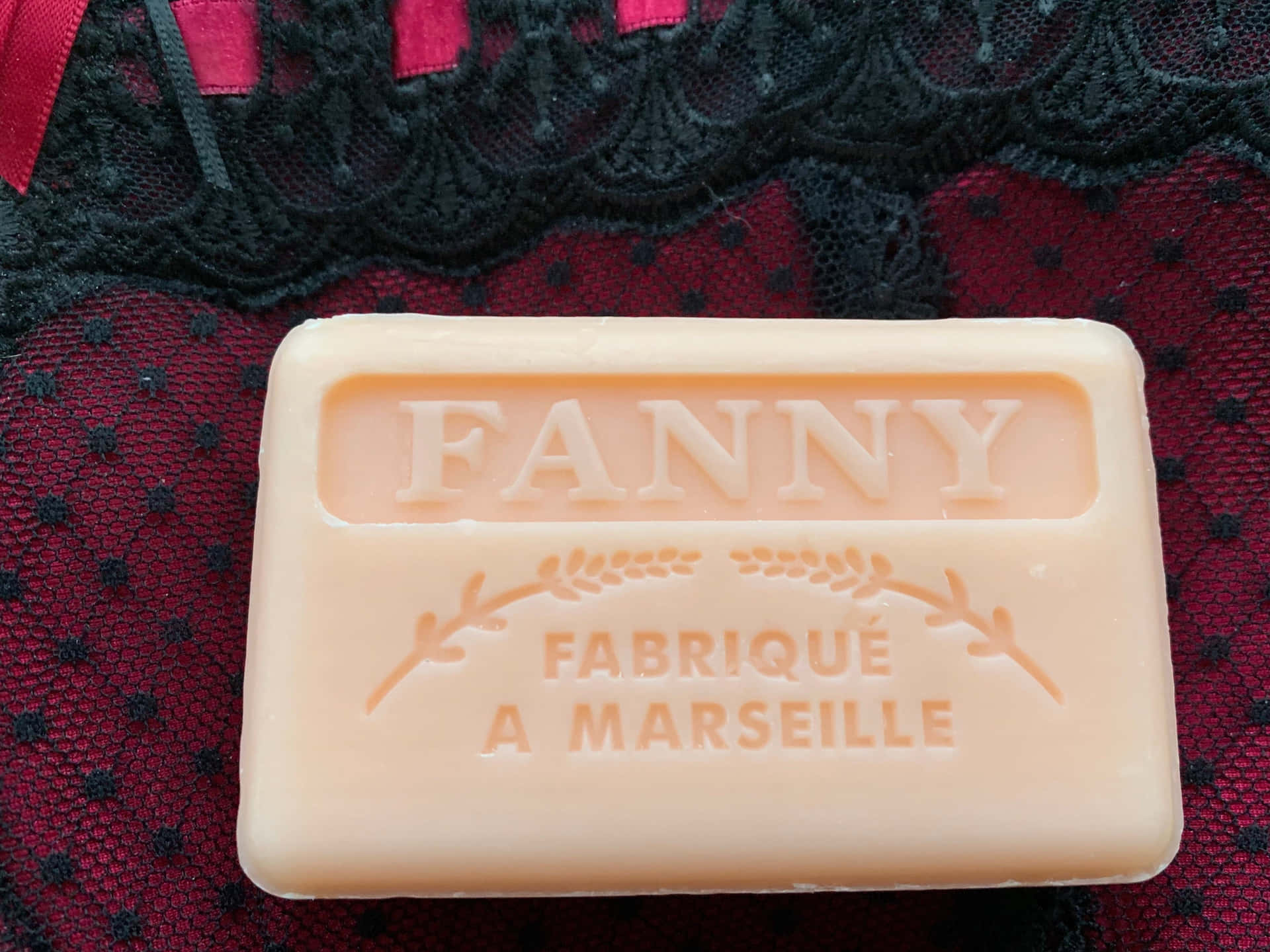 Fanny Marseille Bar Soap Design: Genopliv farverne fra dine yndlings frugtbutikker med dette søde barfodsdesign. Wallpaper