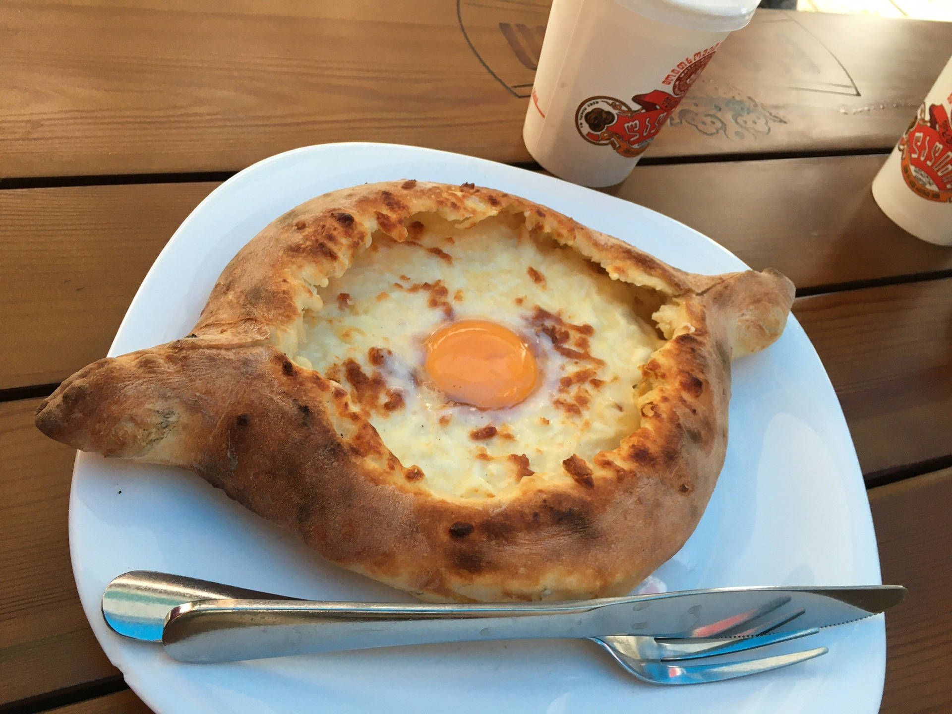 Fantastiskadjarian Khachapuri Med Silverbestick. (note: This Sentence Is Not Related To Computer Or Mobile Wallpaper. Here Is A Relevant Translation: Fantastiskt Datatapet Eller Mobiltapet.) Wallpaper