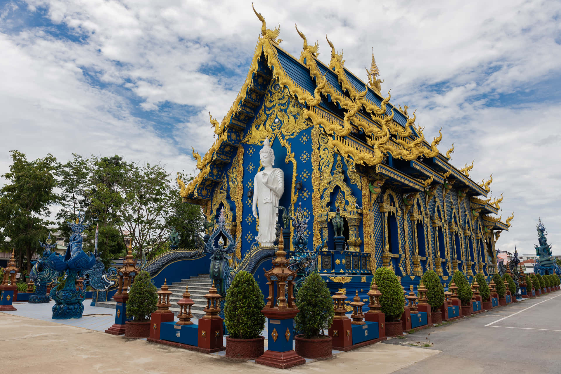 Fantastic Angle Of Blue Temple In Chiang Rai Wallpaper
