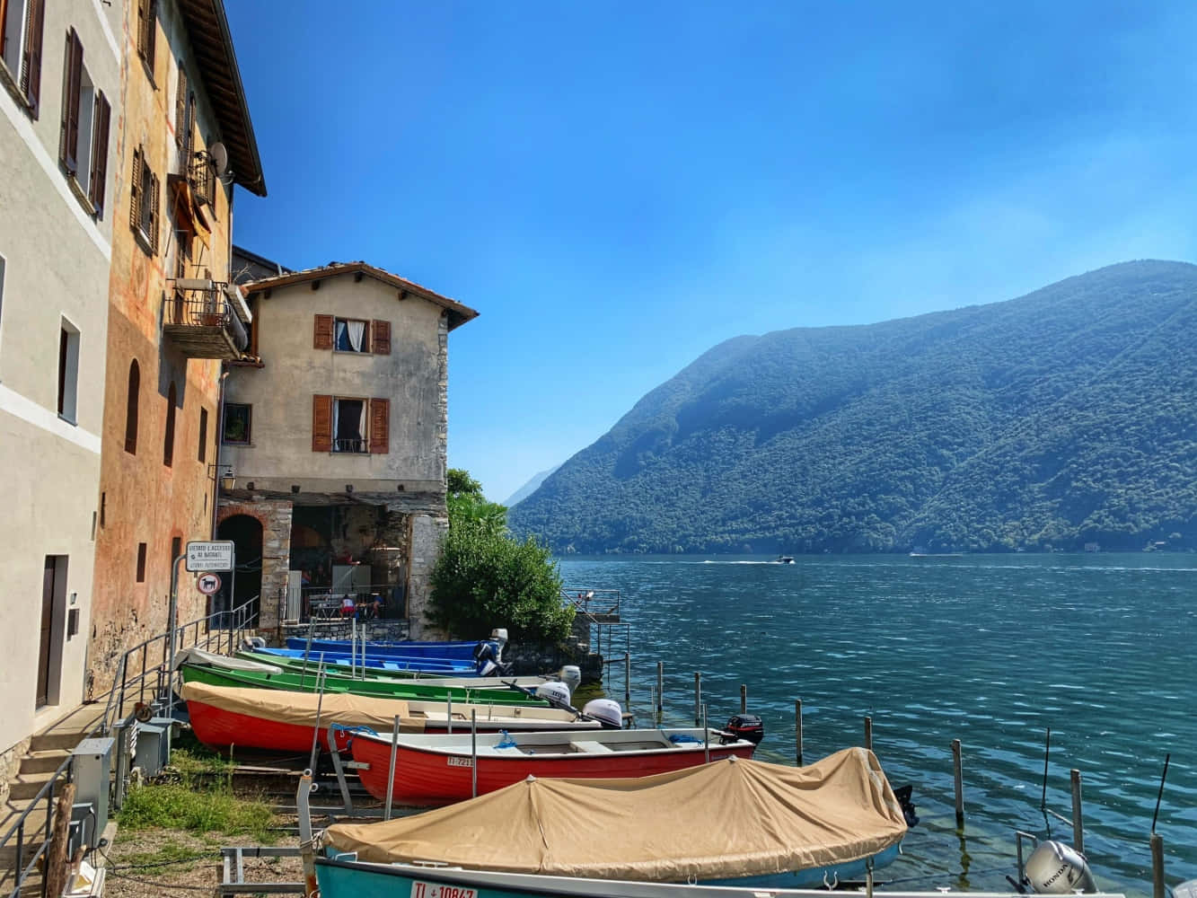 Fantastische Landschappen Van Lugano Die Weerspiegelen Op Het Kalm Meer Achtergrond