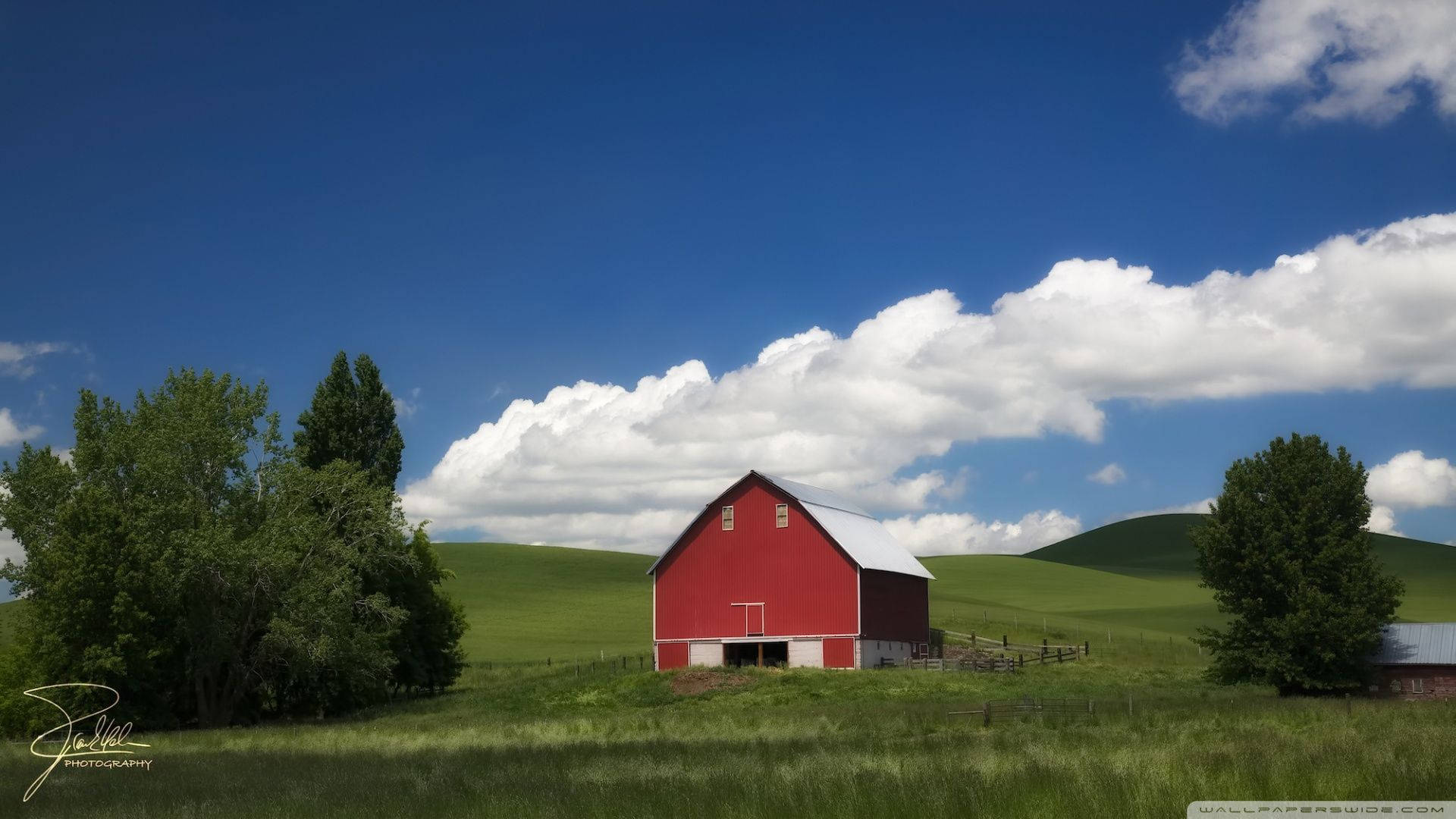 A picturesque view of a tranquil farmland Wallpaper