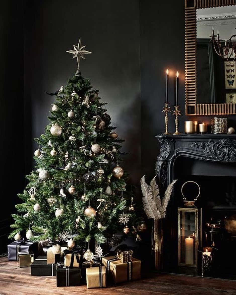 Farmhouse Christmas Tree With Gold And Silver Decorations Wallpaper