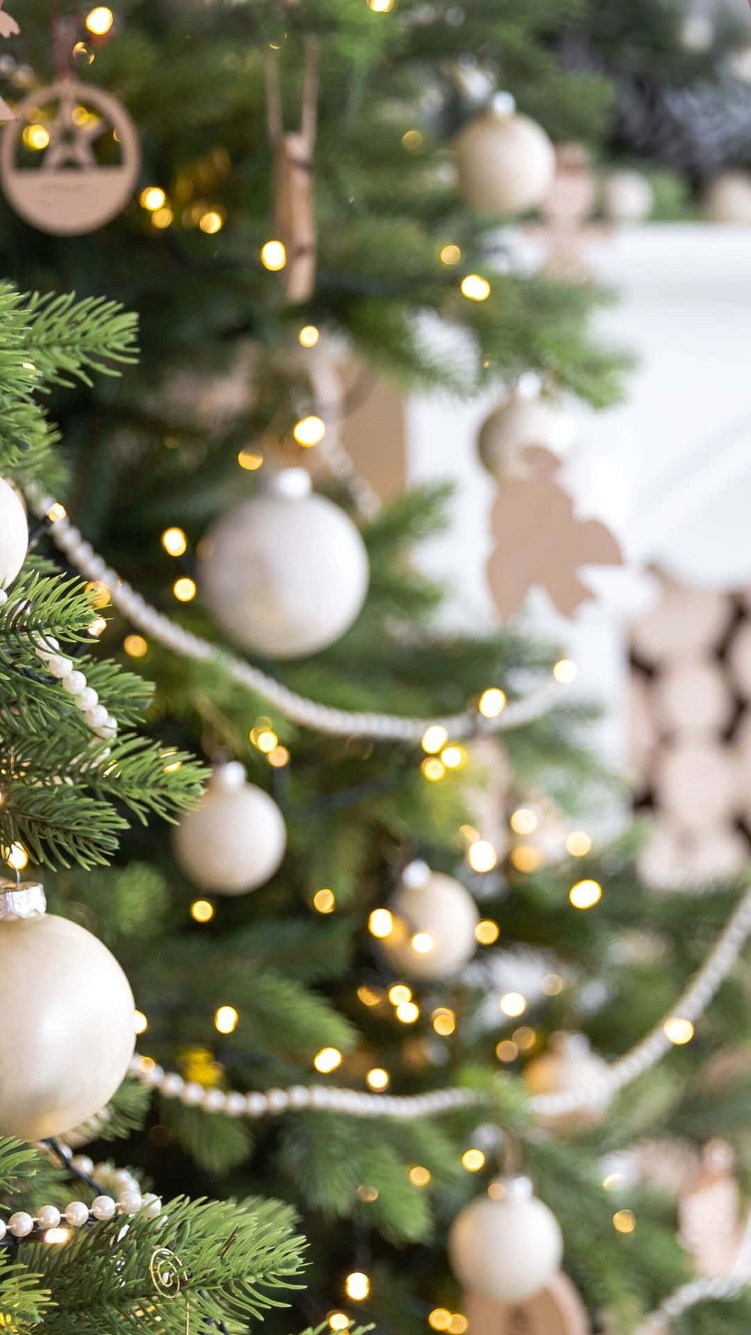 En juletræ med pynt og et pejs Wallpaper