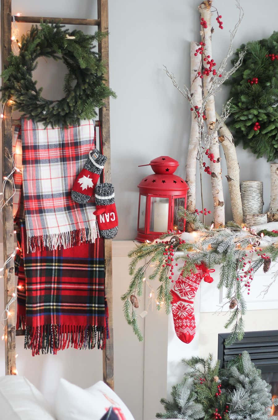 Farmhouse Christmas Wreath And Scarves Wallpaper