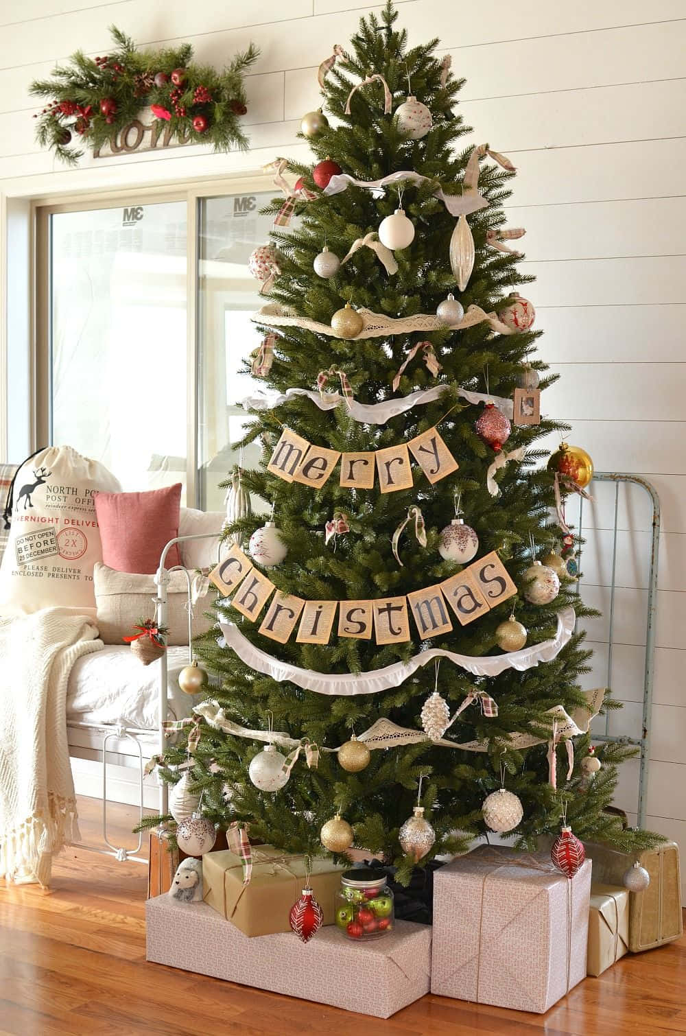 Et juletræ i et stuemiljø med gaver Wallpaper