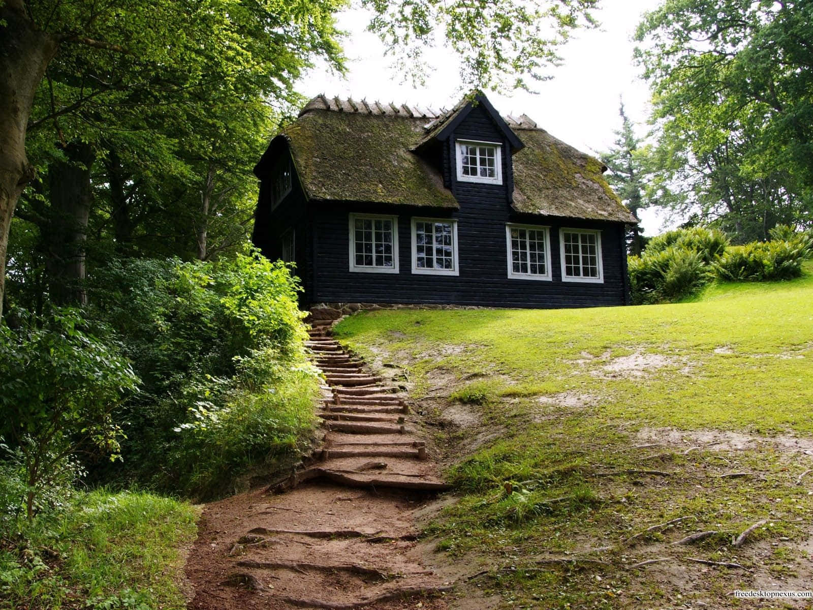 Enjoy a beautiful homely landscape surrounding a classic farmhouse. Wallpaper