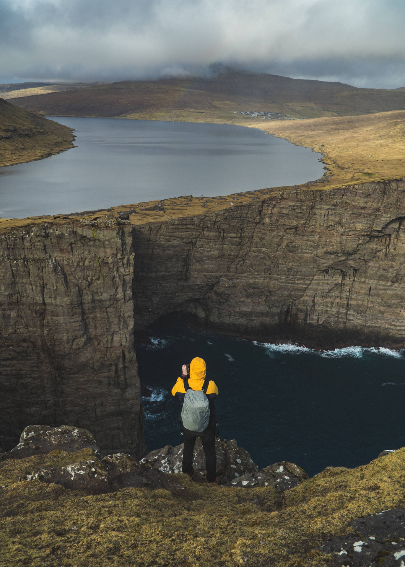 Faroeøerne turist på klippeskumsætning er en computer tapet. Wallpaper