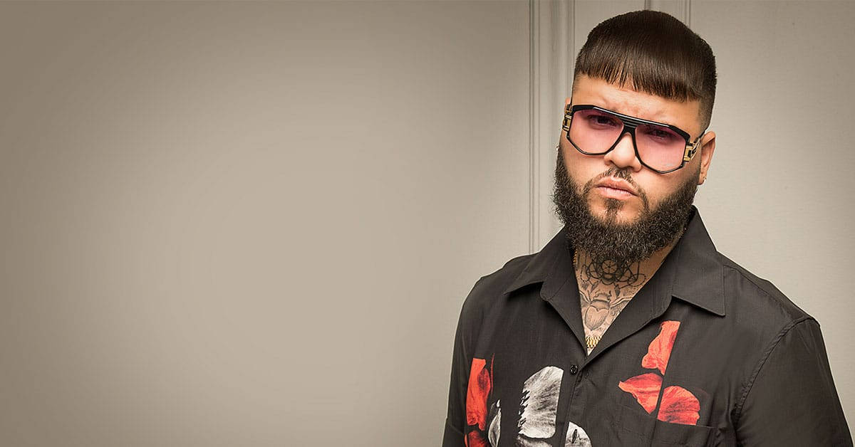 Farrukopå Svart Polo - This Could Potentially Be A Written Phrase Or Caption On A Computer Or Mobile Wallpaper Featuring An Image Of Farruko Wearing A Black Polo Shirt. Wallpaper