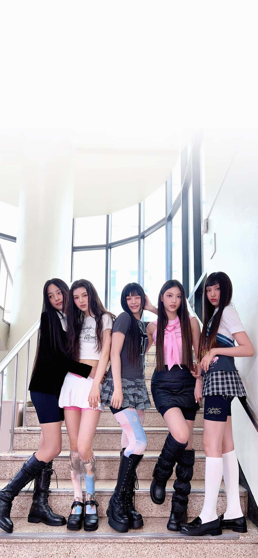 Pose Grup Fashionable Di Tangga Wallpaper