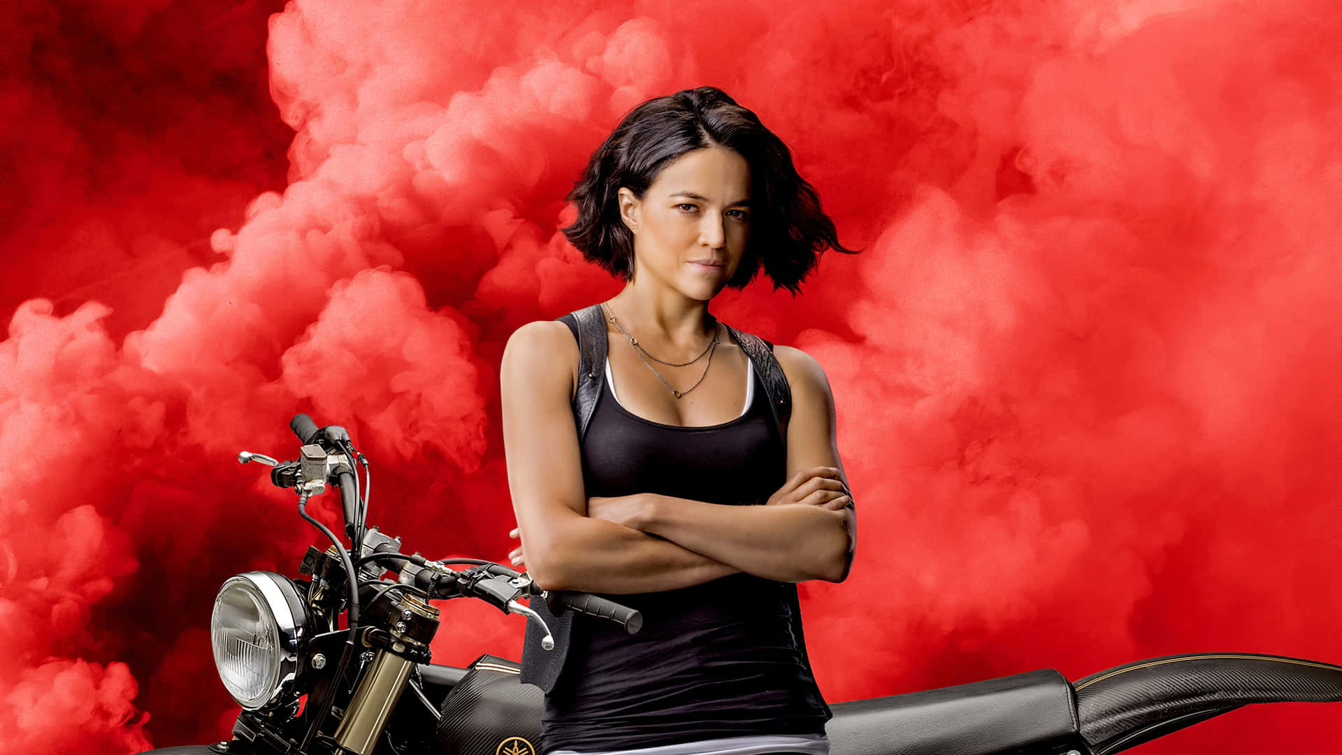 En kvinde stående på en motorcykel med røg som steger ud fra den. Wallpaper