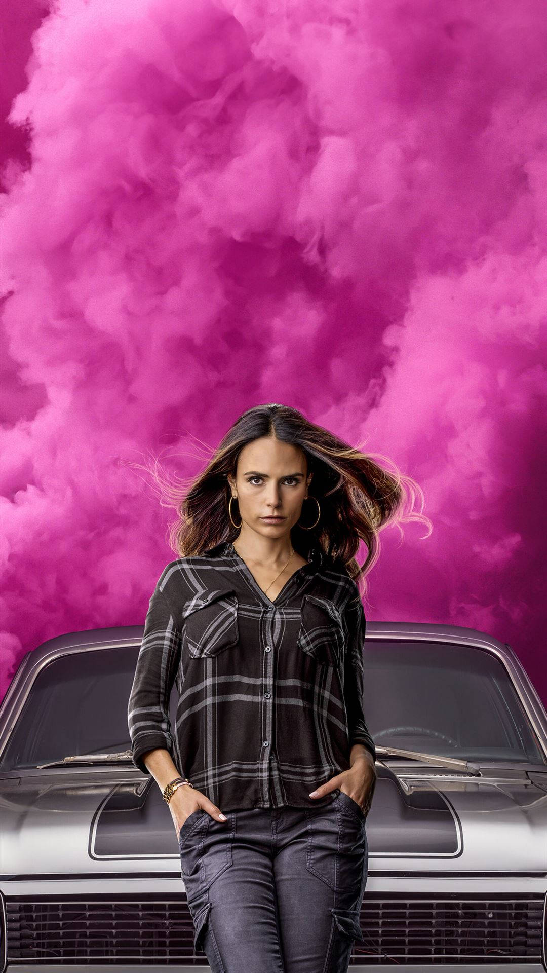 Einefrau Steht Neben Einem Auto Mit Rosa Wolken. Wallpaper