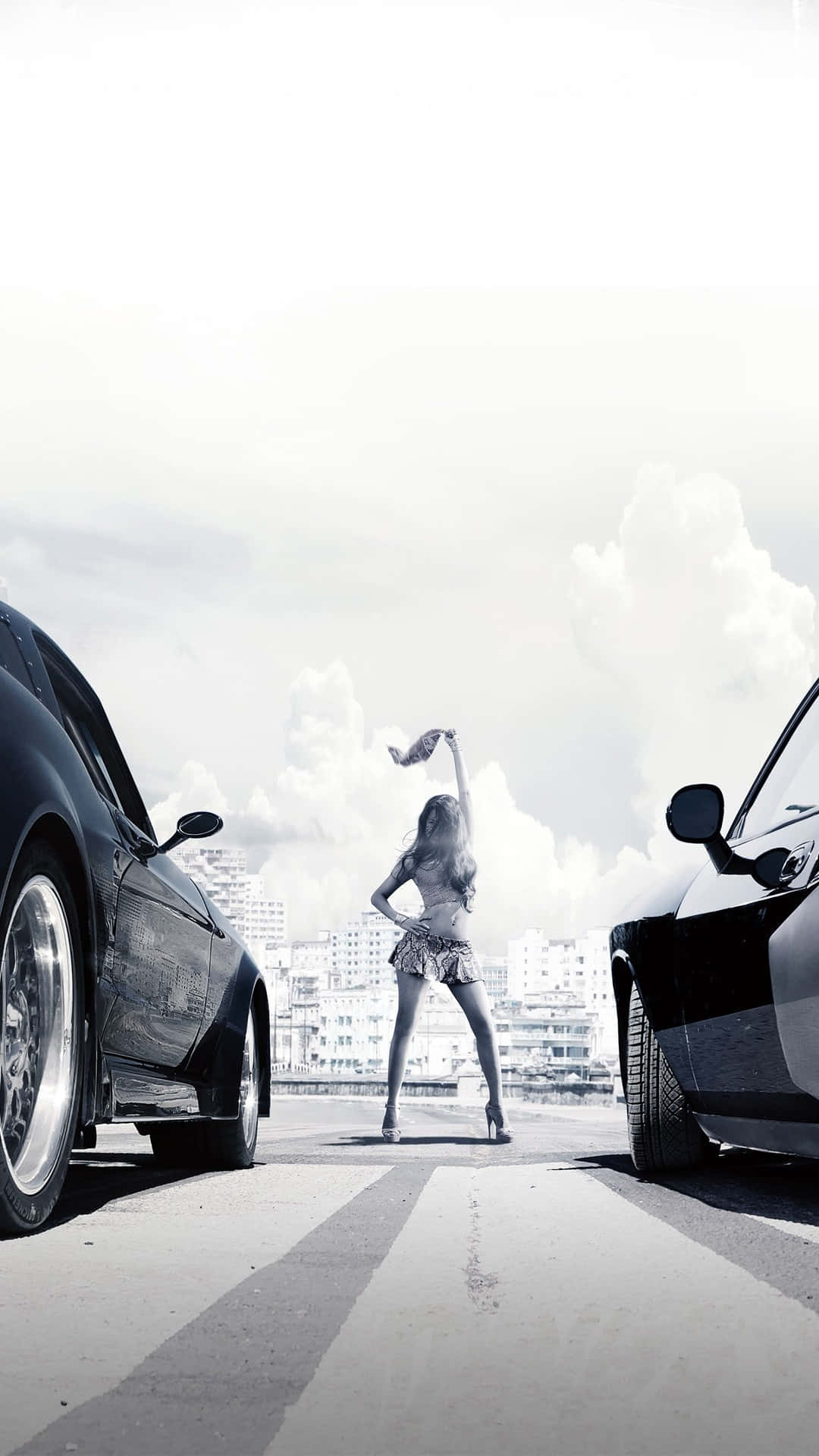 En kvinde står ved siden af en sportsvogn og indånder den friske luft. Wallpaper