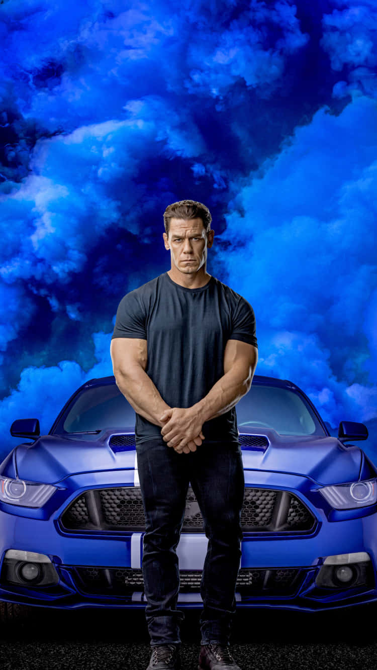 Einmann Steht Neben Einem Blauen Auto Mit Wolken Im Hintergrund. Wallpaper