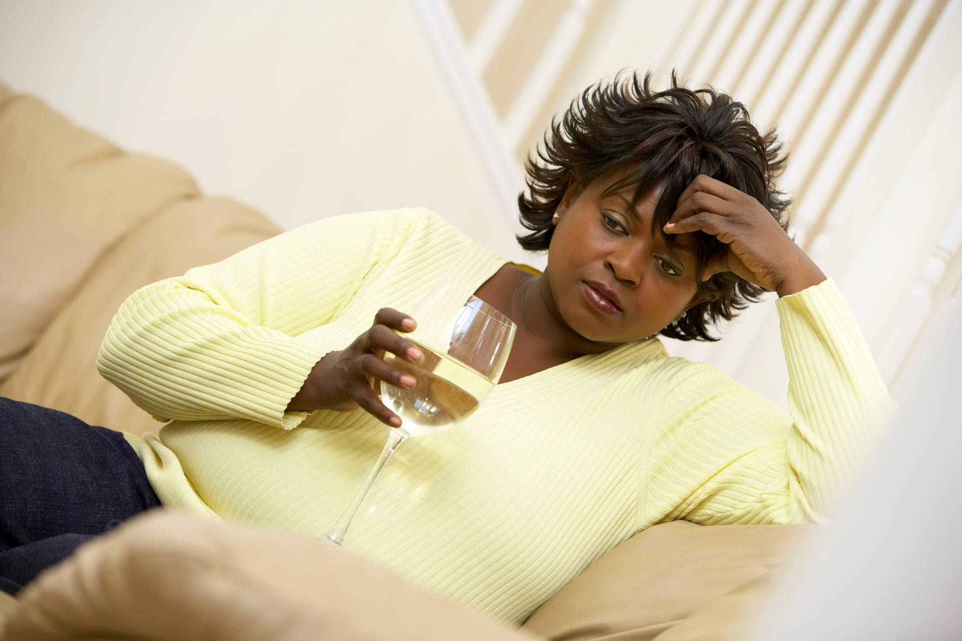 Fed sort kvinde drikker hvidt vin Wallpaper