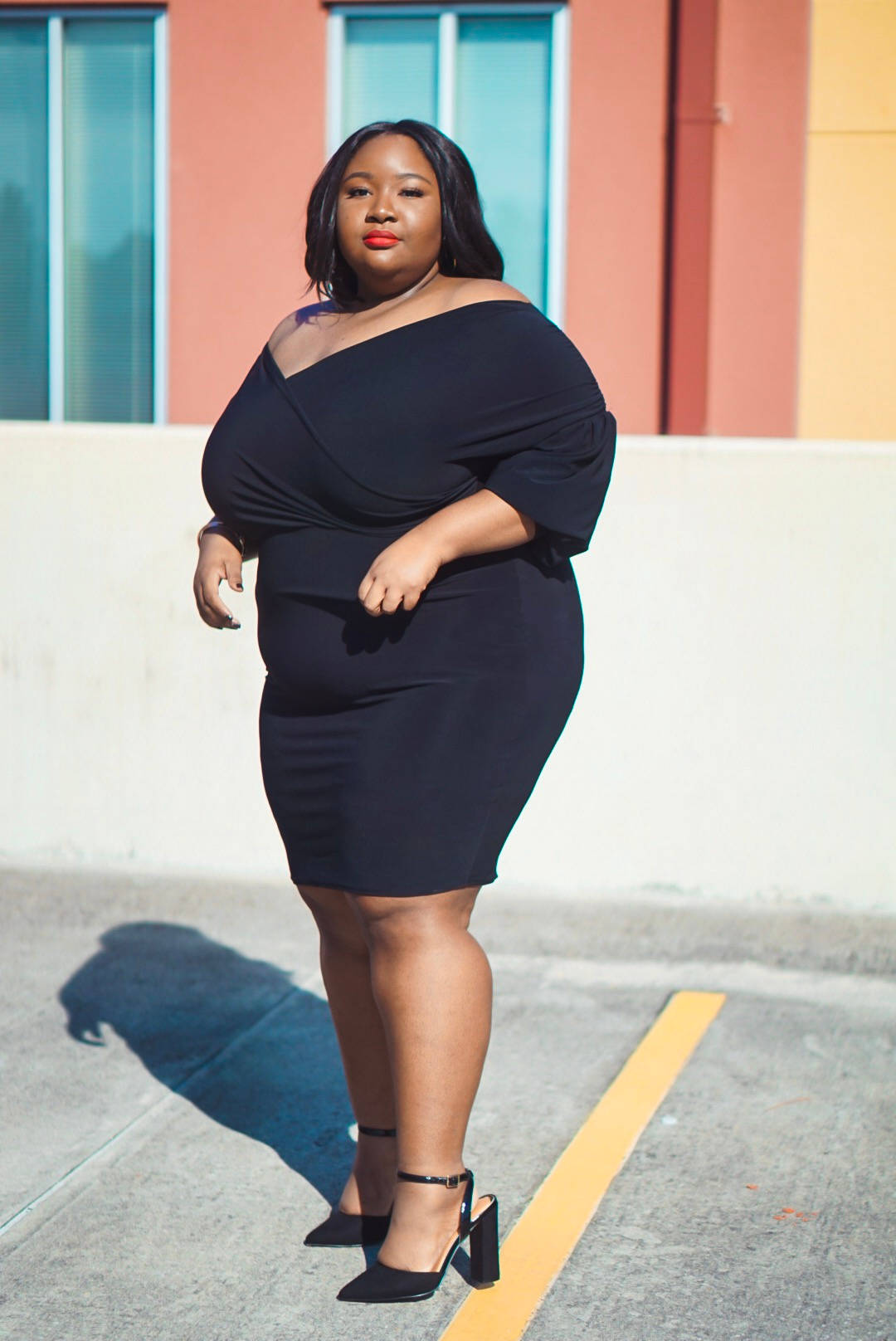 Kæmpe sort kvinde iført sort kjole Wallpaper