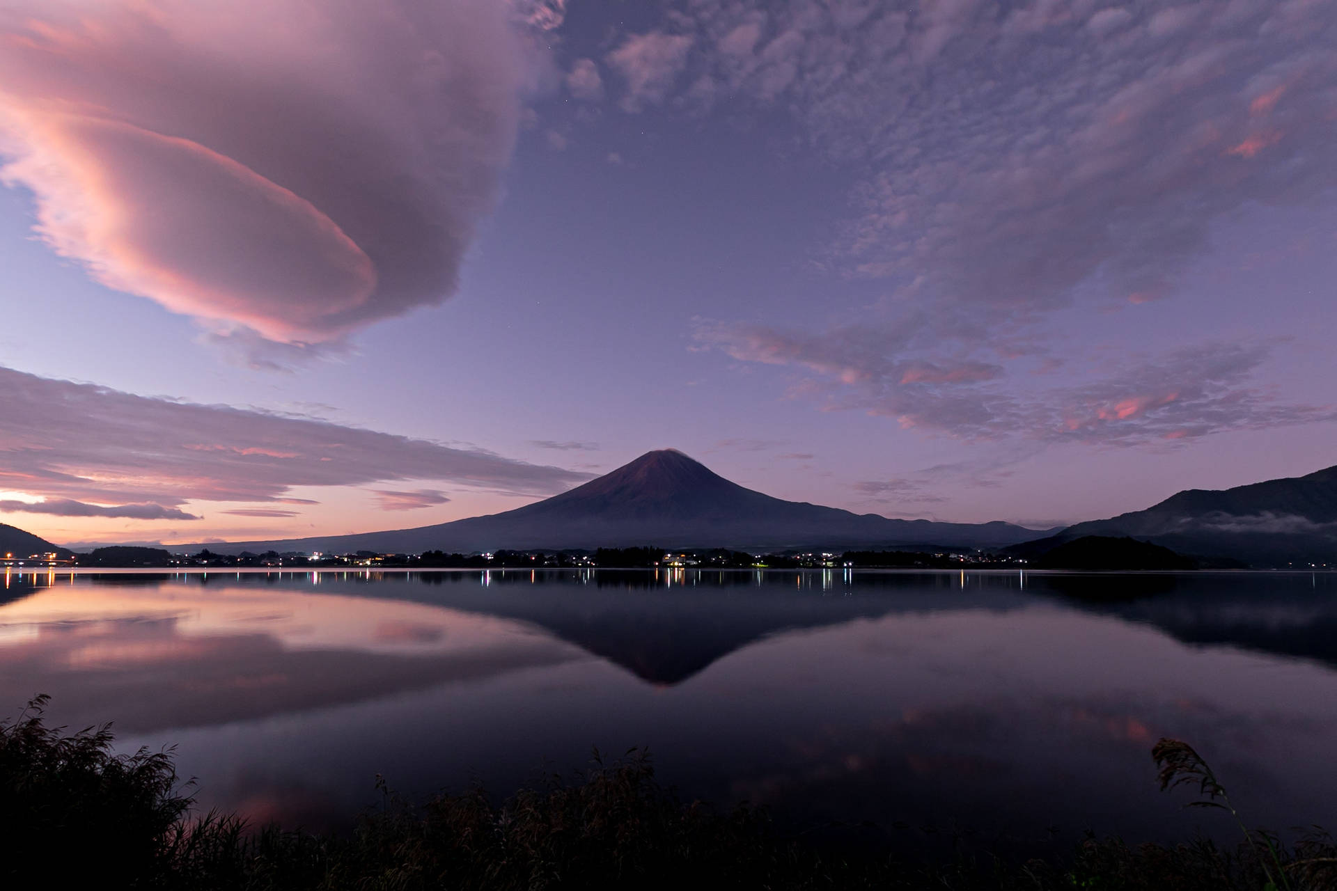 Tykke skyer over Mount Fuji Wallpaper