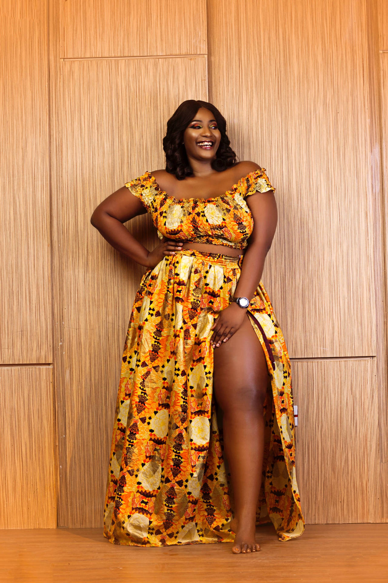 Dickefrau In Einem Afrikanischen Modetrend-kleid Wallpaper