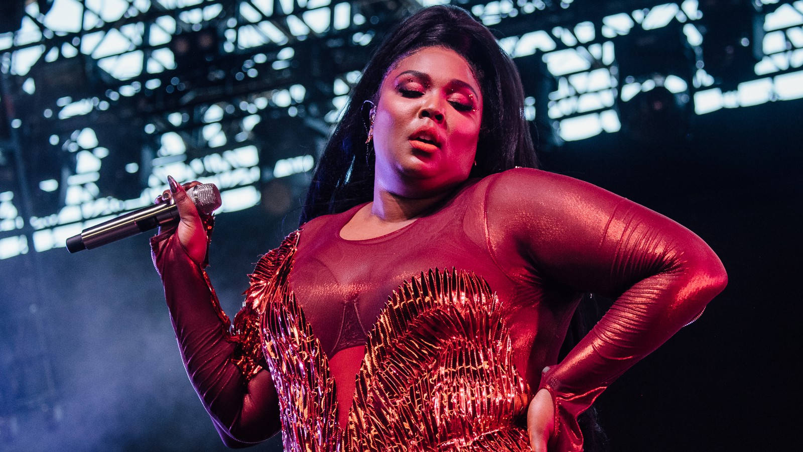 Lizzo, the Unstoppable American Singer Showcasing Body Positivity Wallpaper