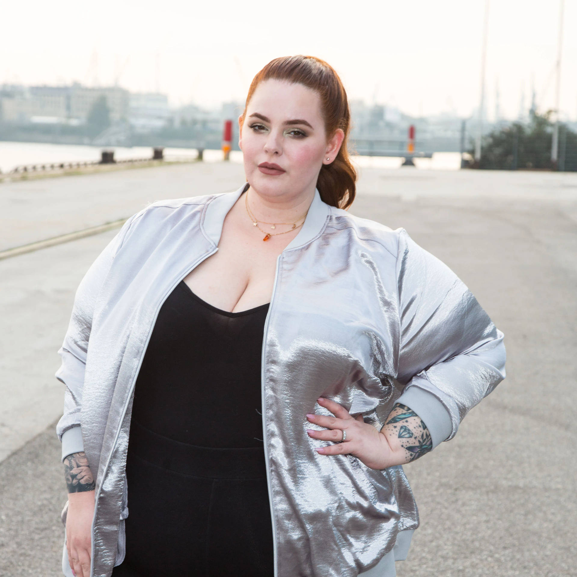 Dickeperson Tess Holliday Mit Silberner Jacke Wallpaper