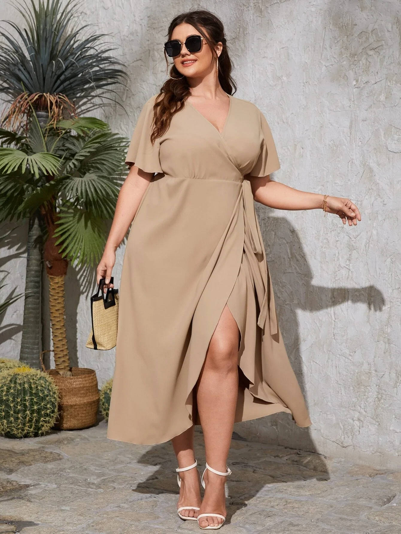 Kvinde i brun kjole poserende Wallpaper