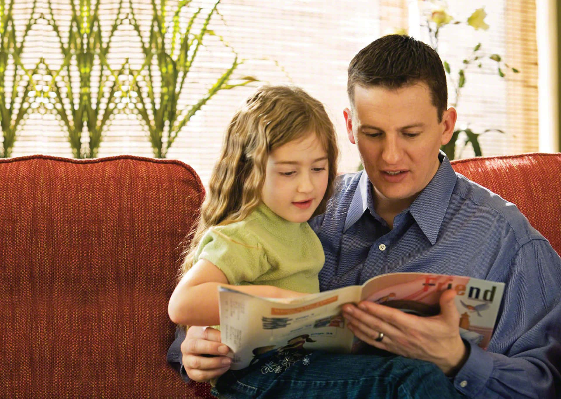 Fader og datter læser magasinbillede