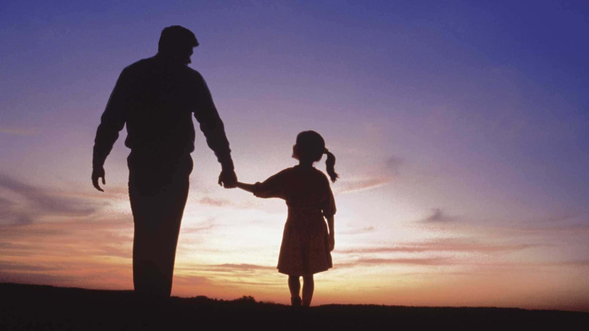 Fader og datter holder hænder, går billede wallpaper