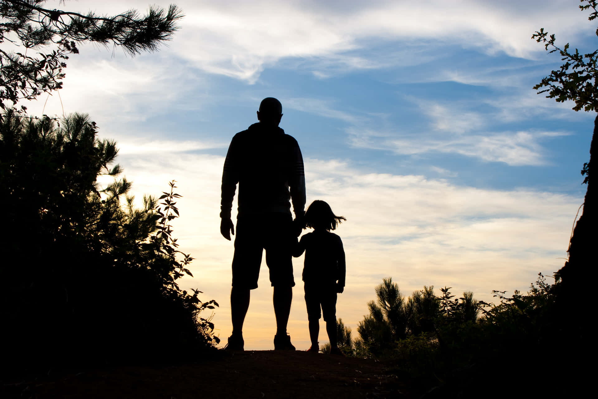 Fader Og Datter Under Solnedgang Ved Skov Billede Tapet