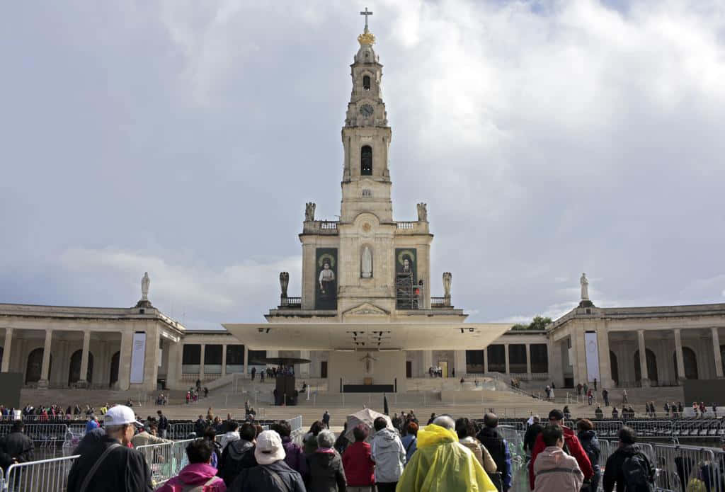 Fatima Sanctuary Crowded With People Picture